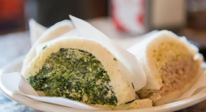Tramezzini con spinaci e ricotta, e uno con tonno e maionese, gustosi prodotti tipici di Venezia.