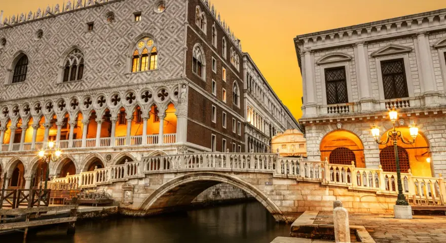 Ponte dei Sospiri, parte del palazzo delle prigioni a Venezia, al tramonto.