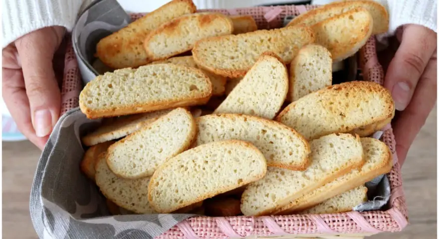 Cesto pieno di biscotti veneziani dorati, perfetti per inzuppare.