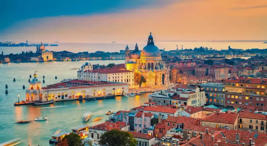 Vista mozzafiato di Venezia al tramonto, con la Basilica di Santa Maria della Salute e i canali. Uno dei migliori scorci di Venezia.