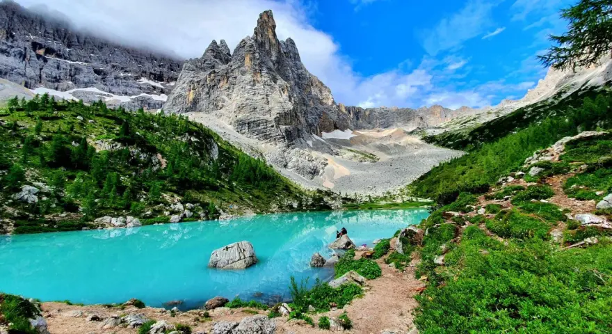 Lago di Sorapis, un gioiello turchese incastonato tra le vette maestose di Venas di Cadore.