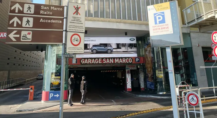 Venezia: indicazioni per San Marco, Rialto e Accademia. Segnaletica per parcheggio e divieto bici.