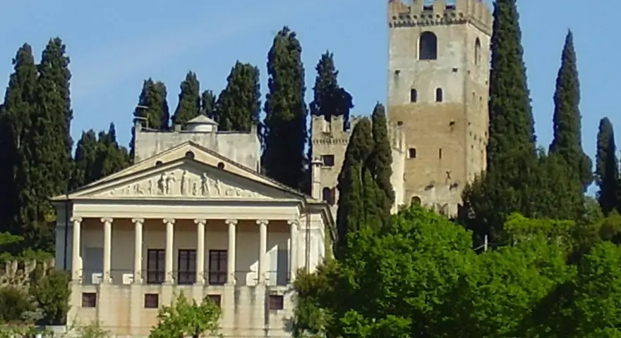 Villa Emo e la torre medievale, un esempio di cosa vedere a Conegliano, circondate da cipressi.