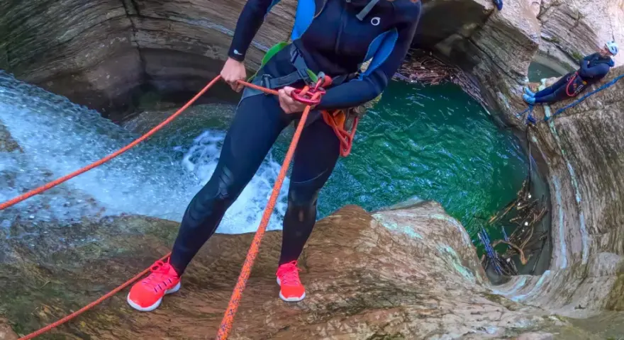 Avventura di canyoning nelle Dolomiti: un'emozionante discesa in corda tra cascate e pozze d'acqua cristallina.