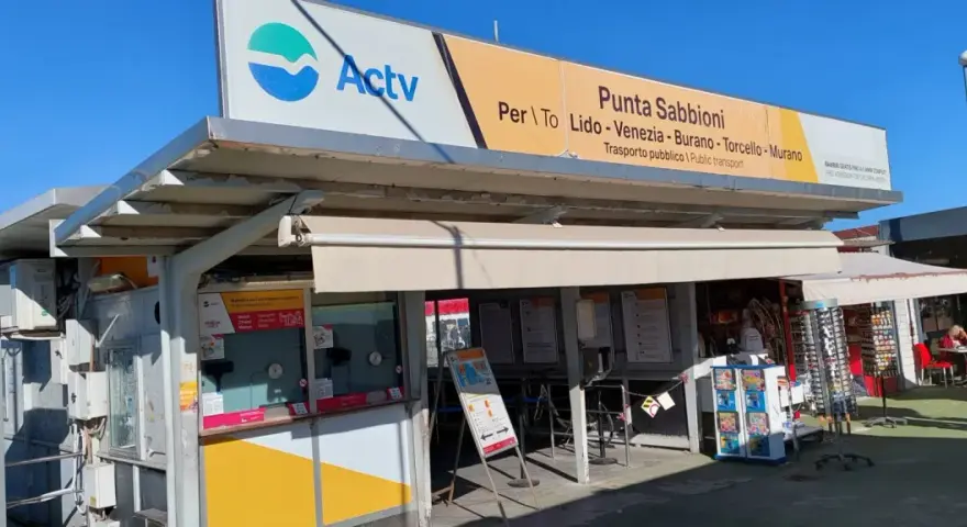 Biglietteria Actv a Punta Sabbioni, con indicazioni per il vaporetto verso Burano e altre isole.