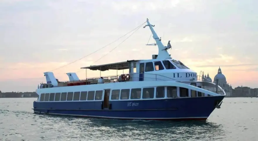 Battello "Il Doge" in navigazione, da Punta Sabbioni verso Venezia, con la Basilica di Santa Maria della Salute sullo sfondo.