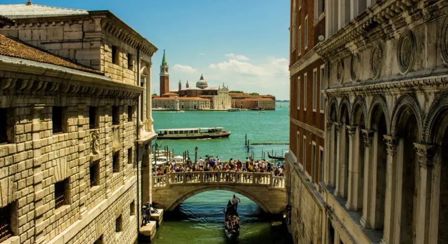 Un ponte di sospiri a Venezia, con gondola e palazzi storici.