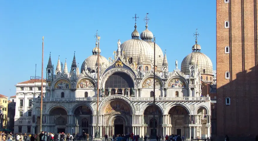 La maestosa Basilica di San Marco a Venezia, con le sue cupole e mosaici, domina la piazza. Un'icona architettonica.