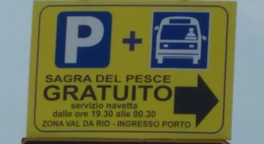 Segnale per Sagra del Pesce a Chioggia Venezia: parcheggio gratuito + bus navetta dalle 19:30 alle 00:30 in zona Val da Rio.