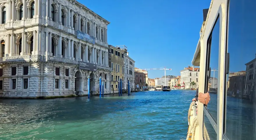Navigando sul Canal Grande, la linea 12 venezia passa davanti a Ca' Pesaro, un palazzo storico con un'architettura imponente.