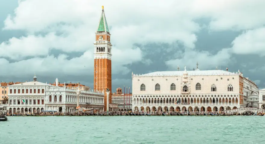 Venezia: Palazzo Ducale, Campanile e il ponte dei sospiri prigione, con gondole sull'acqua.