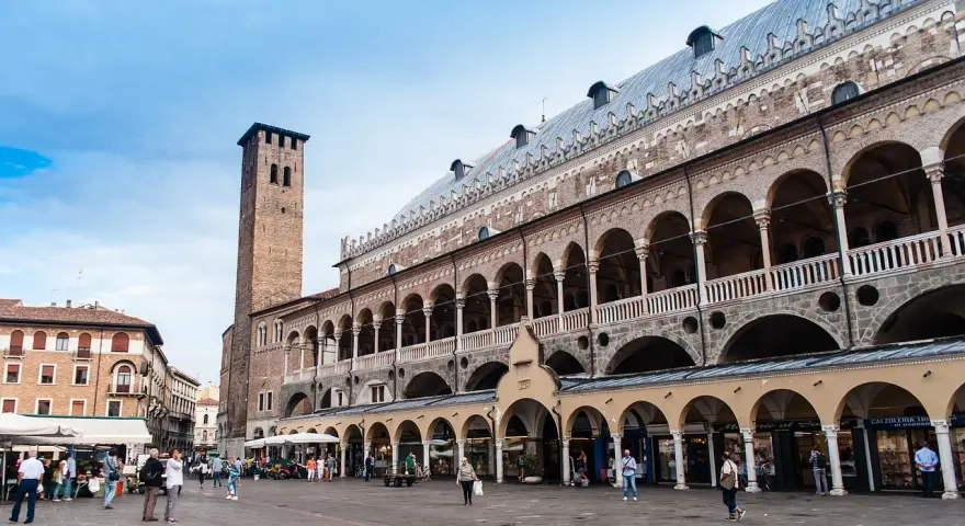 Piazza delle Erbe a Padova, con la Loggia del Consiglio e la Torre dell'Orologio. Un ottimo punto di partenza per scoprire cosa vedere vicino Padova.