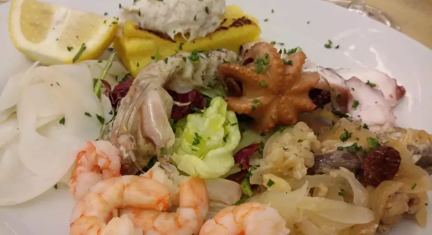 Assaggio di mare con gamberi, polpo e pesce, perfetto per chi cerca ristoranti pesce Caorle. Un piatto colorato e gustoso.
