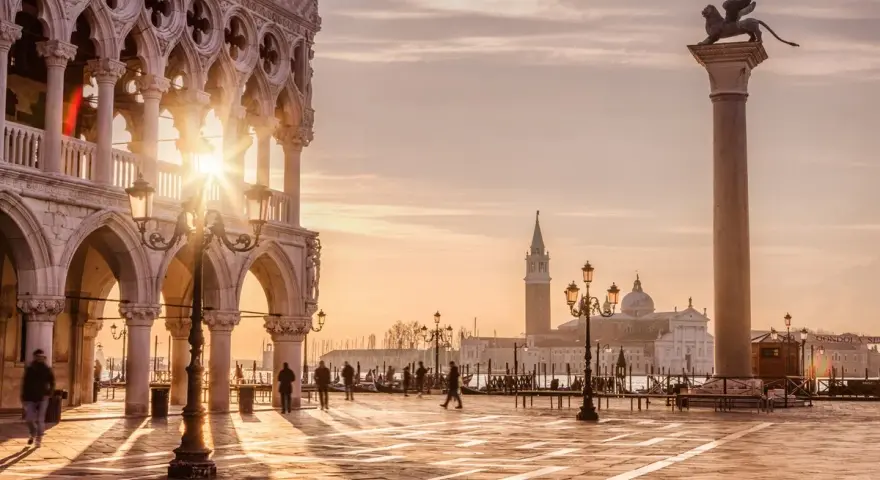 Alba a Venezia, con il Palazzo Ducale e la colonna di San Marco. Si dice che le piazze a Venezia si chiamino "campi" o "campielli".