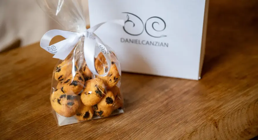 Sacchetto con biscotti veneziani, con nastro bianco e logo Danielcanzian.