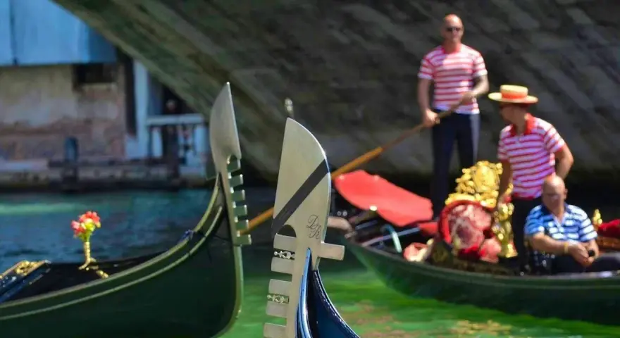 Gondolieri in Venezia, con le loro gondole, navigano sui canali. Chissà quanto guadagna un gondoliere per questa magica esperienza.