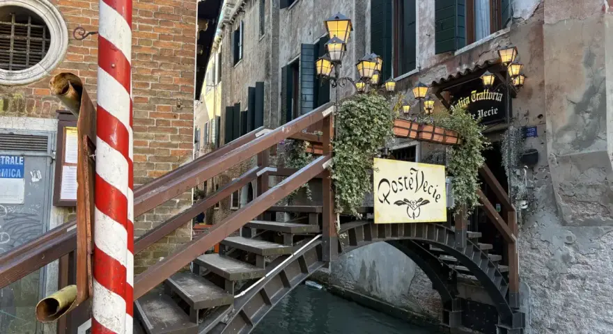 Ponte in legno a Venezia, con insegna "Roste Vecie". Perfetto per un free tour alla scoperta dei vicoli nascosti.