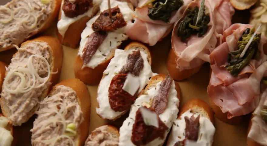 Un assaggio di Venezia: crostini con paté di tonno, acciughe, pomodori secchi e verdure, un vero aperitivo tipico veneziano.