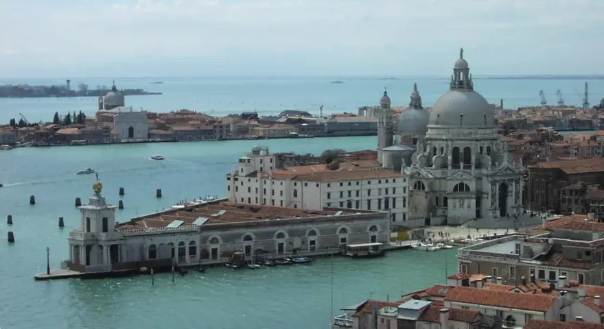 Vista panoramica di Venezia con la Basilica di Santa Maria della Salute e la Dogana da Mar.