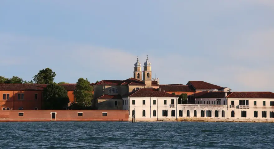 Edifici storici sul canale, tra cui una chiesa con due campanili, che un tempo ospitavano il museo del manicomio di Venezia.