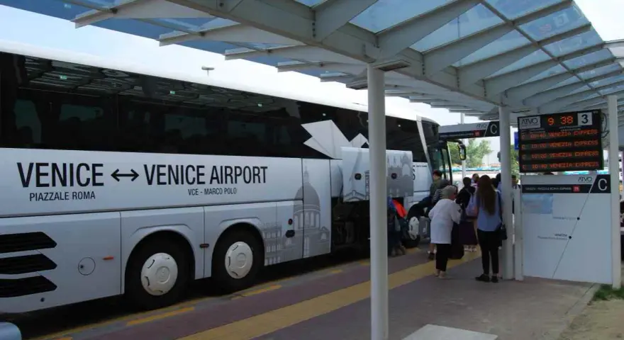 Autobus ATVO Express per l'aeroporto di Venezia. Persone in attesa alla fermata.