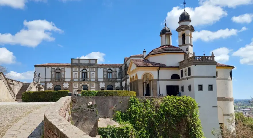 Un percorso panoramico tra i giardini e gli edifici storici, tra cui la chiesa con le sue cupole, per scoprire cosa vedere a Monselice.