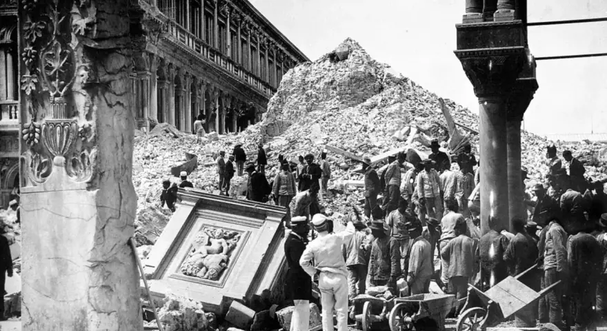 Rovine e folla di curiosi dopo il crollo del campanile di San Marco. Iniziata la ricostruzione.
