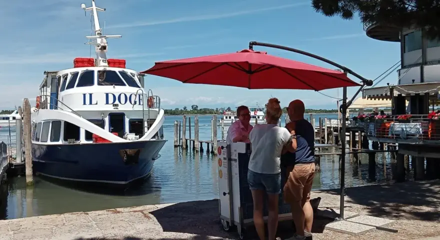 Imbarcazione "Il Doge" attraccata, in attesa di passeggeri per la linea 15 Punta Sabbioni - Venezia.