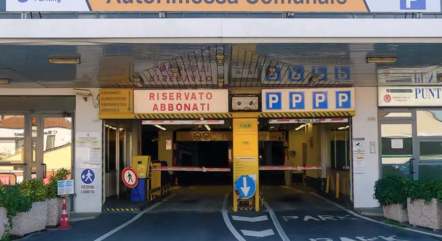 Ingresso Autorimessa Comunale Venezia. Segnaletica per abbonati e indicazioni per pedoni. Informazioni sui parcheggio piazzale roma venezia prezzi.