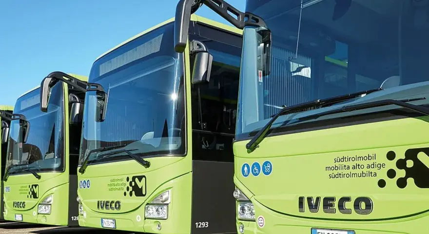 Autobus verdi Iveco pronti per il viaggio da Venezia a Cortina.