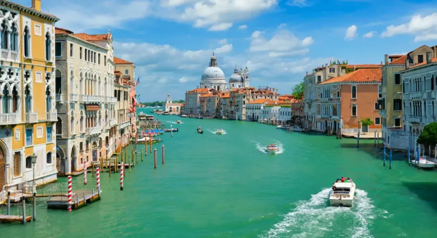 Navigando sul Canal Grande, da Piazzale Roma a Piazza San Marco, tra palazzi storici e barche che solcano l'acqua turchese.