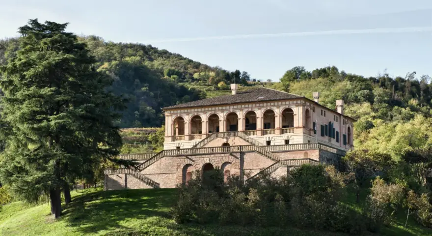 Villa dei Vescovi: splendida villa veneta con scalinate imponenti. Scopri orari e prezzi per la tua visita.