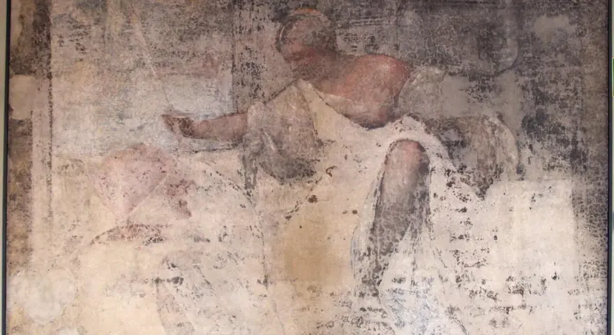 Affresco rovinato, forse dal Fondaco dei Tedeschi, con figura di donna in drappeggio, stile Tiziano.