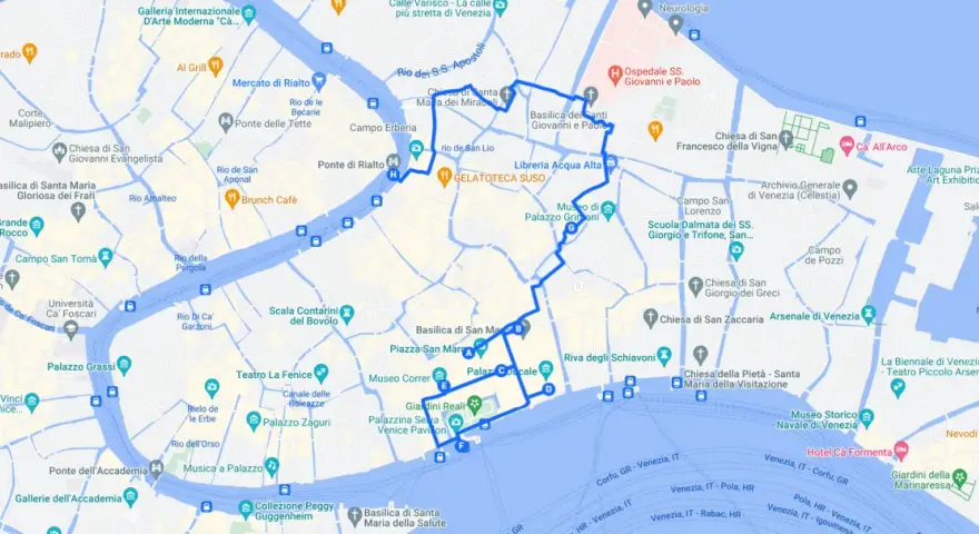 Un itinerario a piedi per scoprire Venezia in un giorno, partendo dalla stazione. Il percorso tocca luoghi iconici come il Ponte di Rialto e Piazza San Marco.