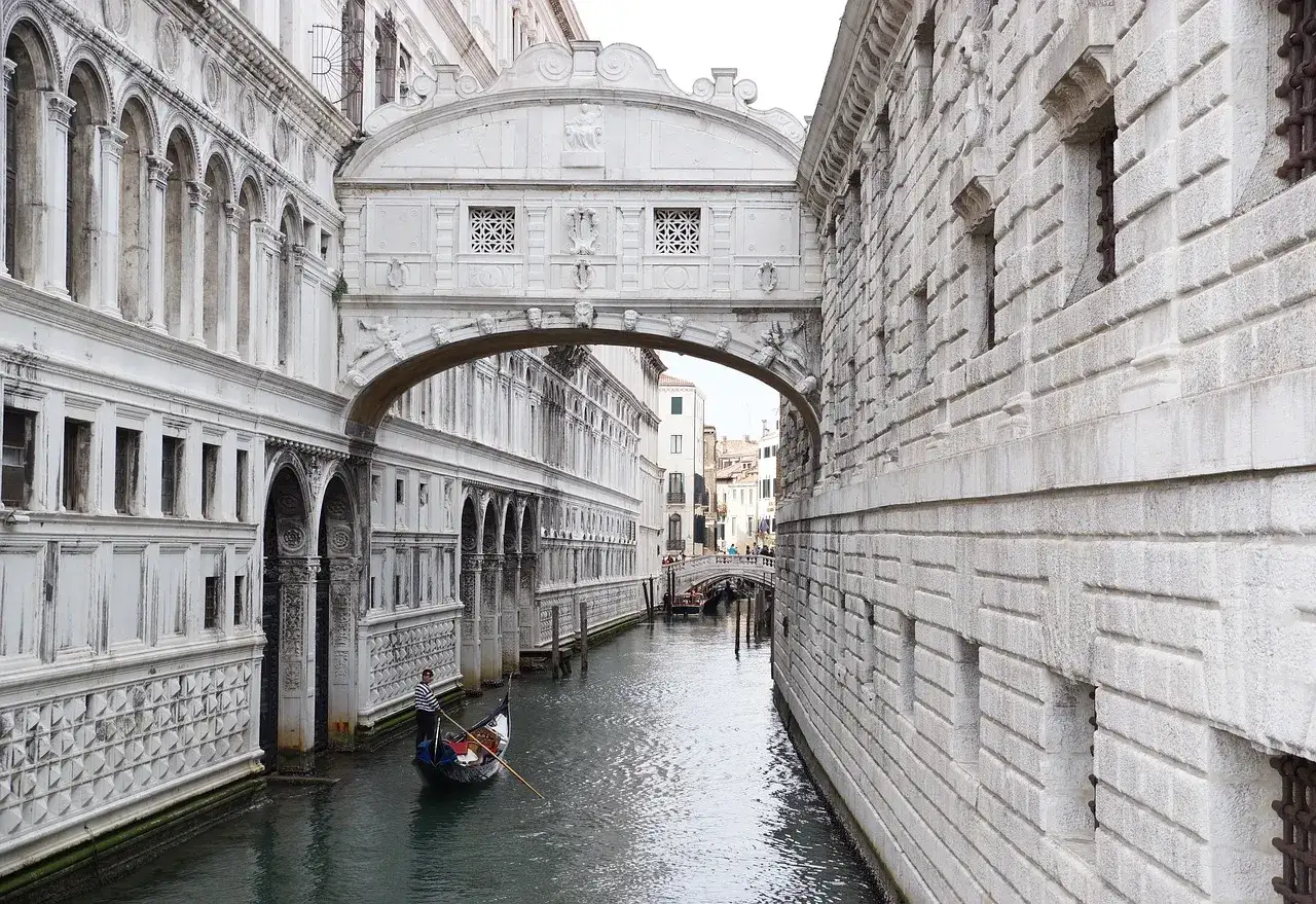 Ponte dei Sospiri a Venezia, un tempo collegava il Palazzo Ducale al venice prison. Una gondola scivola sul canale.
