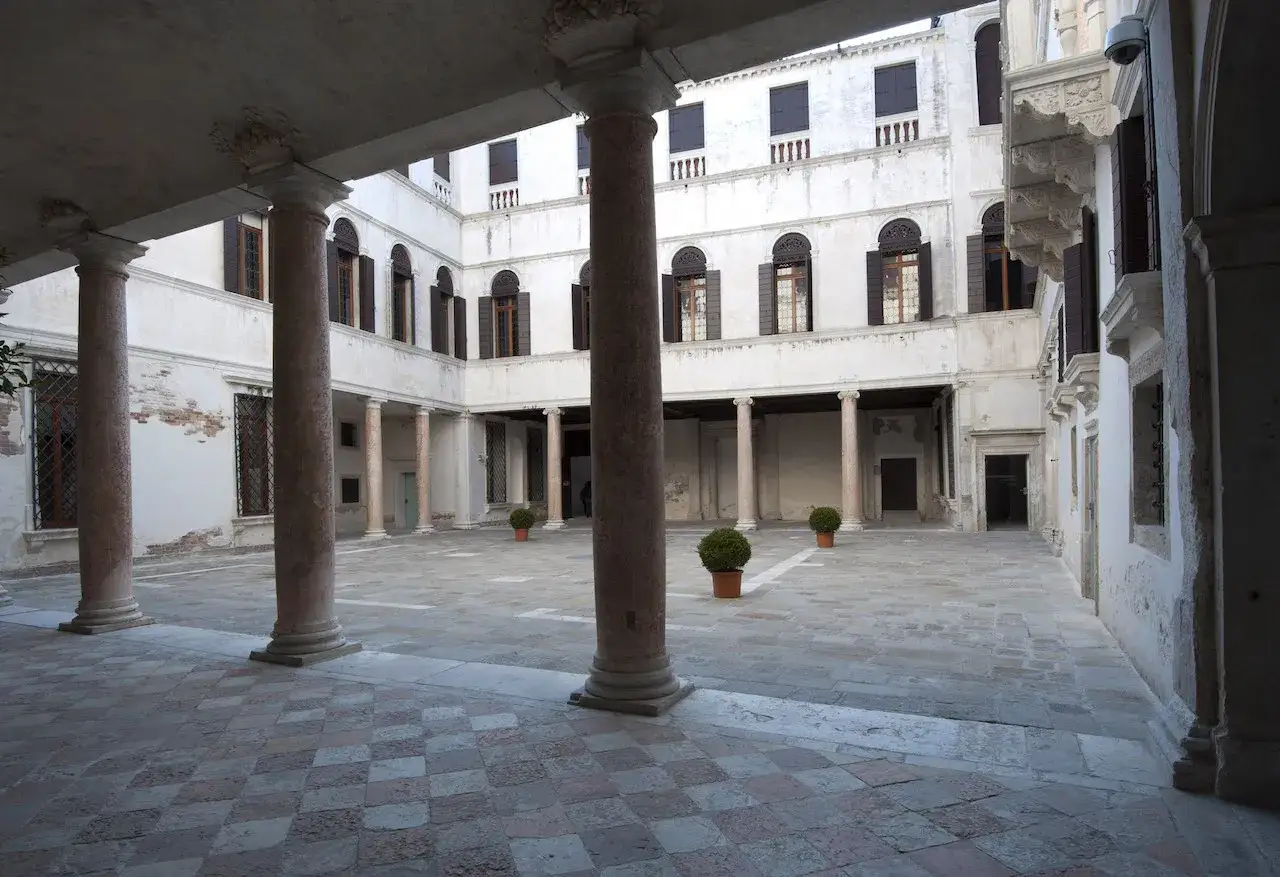Cortile del Palazzo Grimani a Venezia, con colonne in marmo e un pavimento a scacchiera.