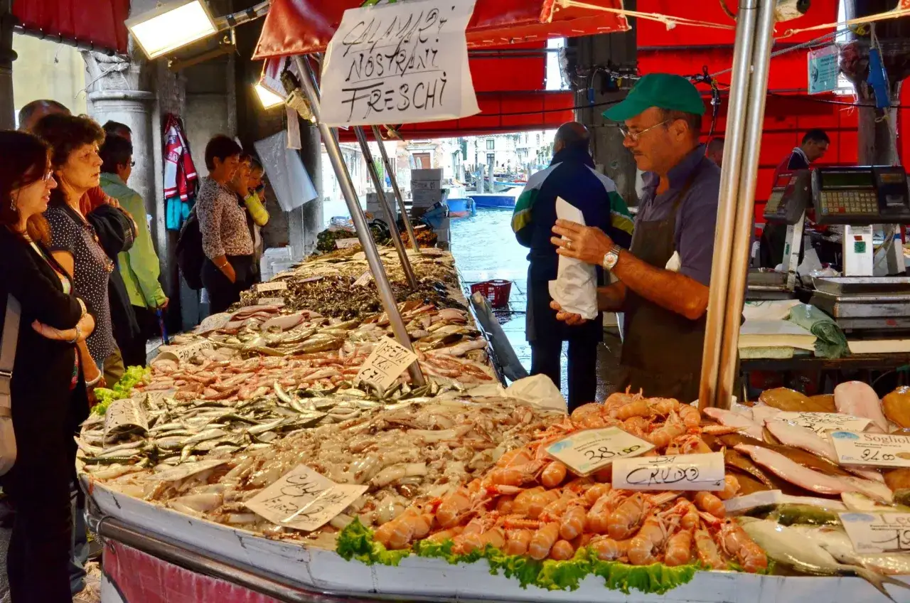 Pesce fresco al mercato di Rialto. Gamberi, calamari e sogliole in bella mostra, pronti per essere acquistati.