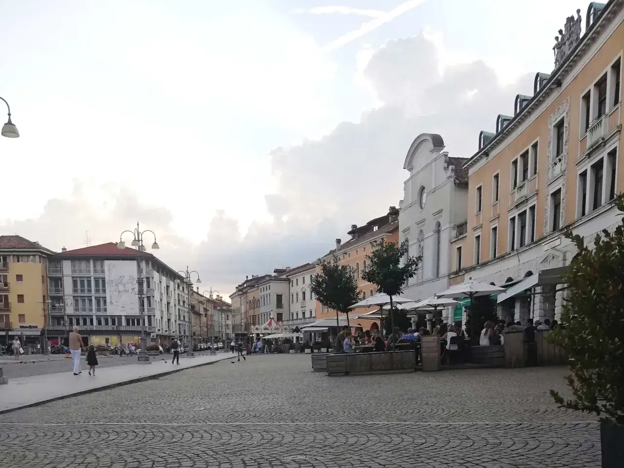 Piazza di Belluno, cosa vedere: portici, locali all'aperto e architetture storiche. Un luogo vivace per una passeggiata.