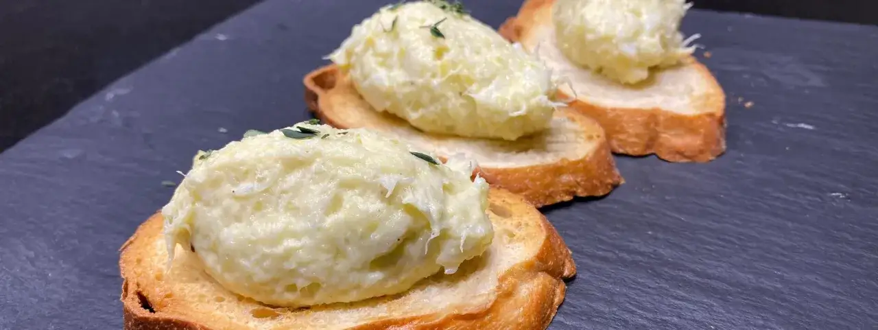 Deliziosi cicchetti, tipici delle osterie a Venezia, con crema di pesce e erbe aromatiche su crostini.