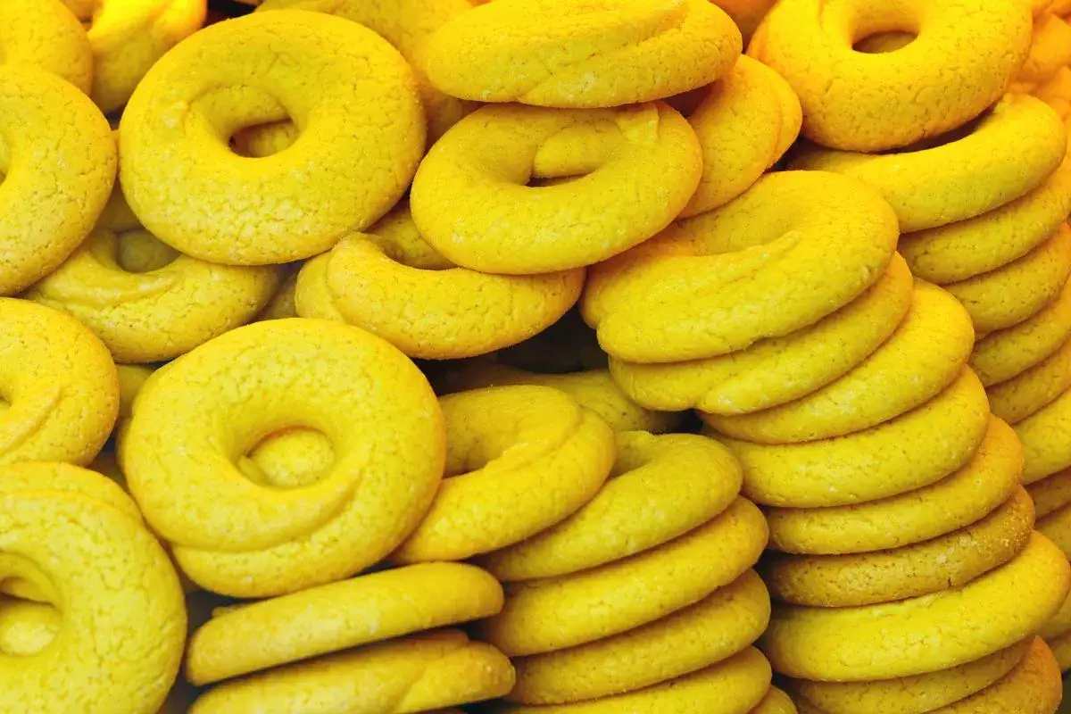 Una montagna di dolcetti veneziani, dorati e invitanti, pronti per essere gustati.