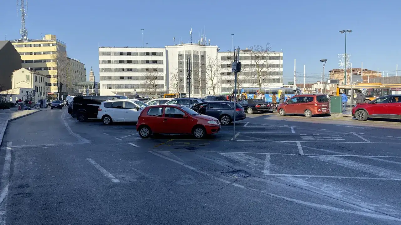 Parcheggio a Piazzale Roma, Venezia. Un itinerario per chi arriva in auto.