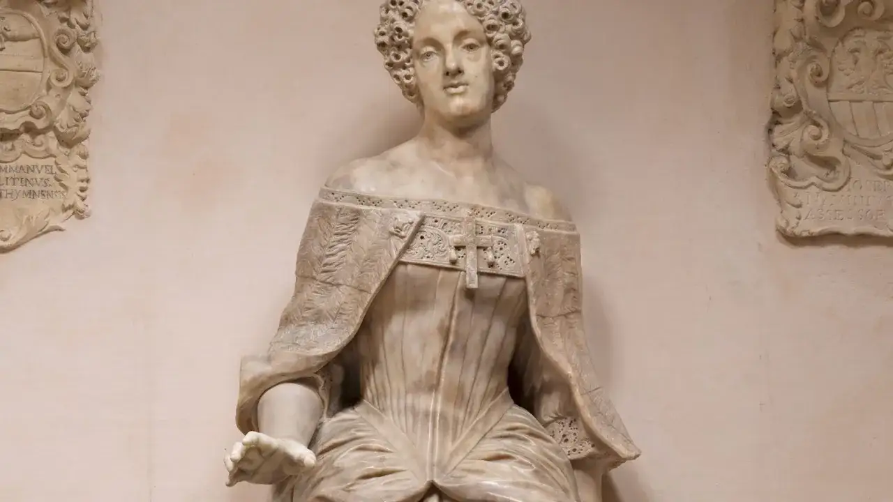 Busto in marmo di Elena Cornaro, con acconciatura riccia e abito elaborato.