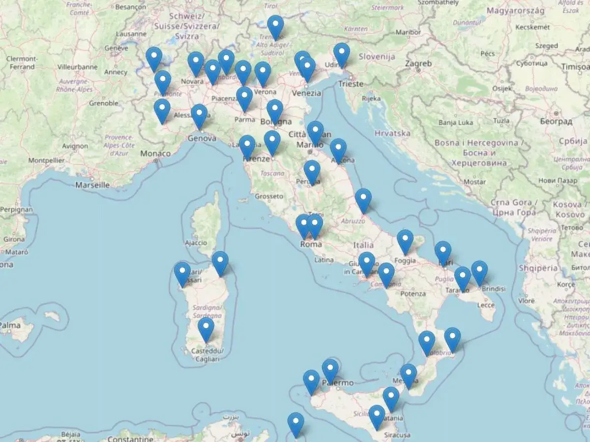 Mappa dell'Italia con pin blu che indicano gli aeroporti. Si notano anche aeroporti in paesi vicini, come la Svizzera e la Croazia. La regione Veneto è ben rappresentata tra gli aeroporti veneto.