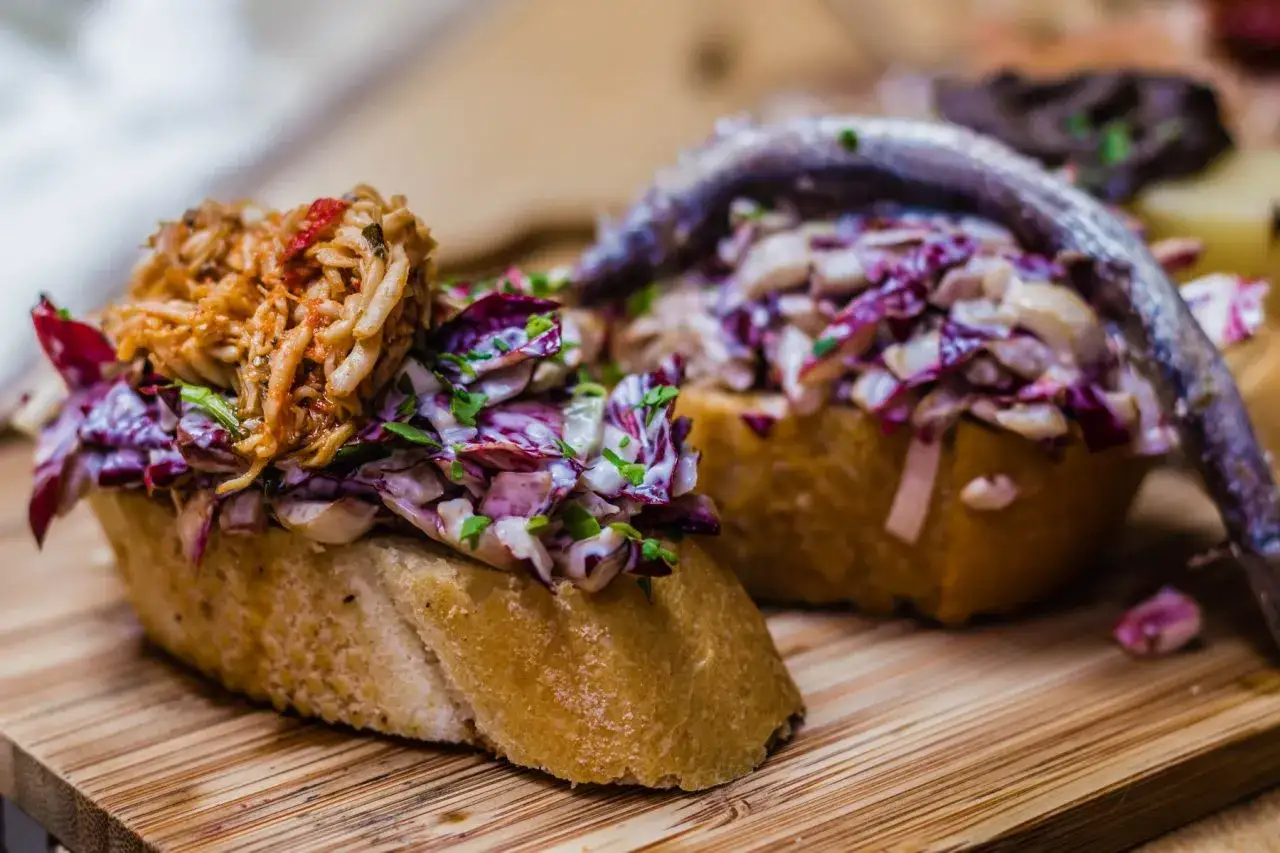 Crostini con radicchio e pesce, un assaggio di un'osteria veneziana.