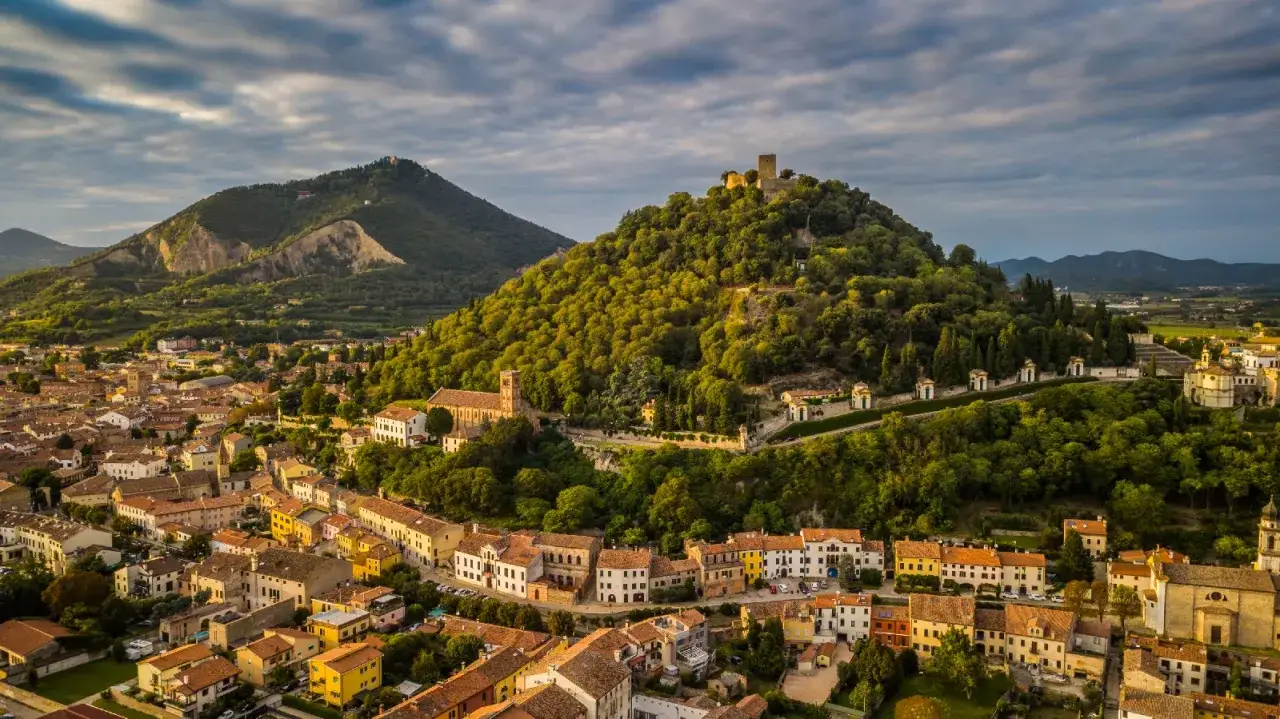 Panoramica di Monselice: un borgo con castello in collina, chiese e case colorate. Ecco cosa vedere a Monselice!