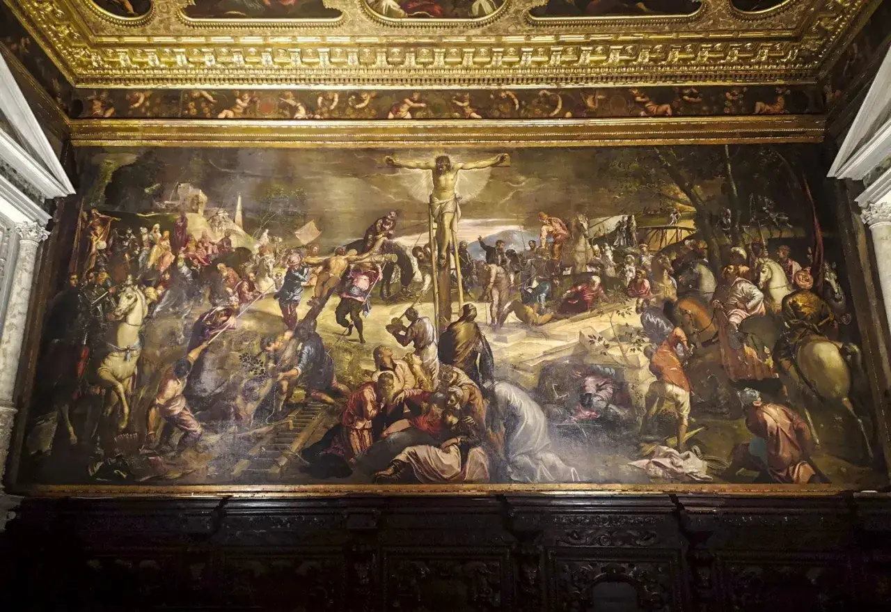 La Crocifissione, una delle grandi opere della Scuola Grande di San Rocco, con una folla di figure e cavalli.