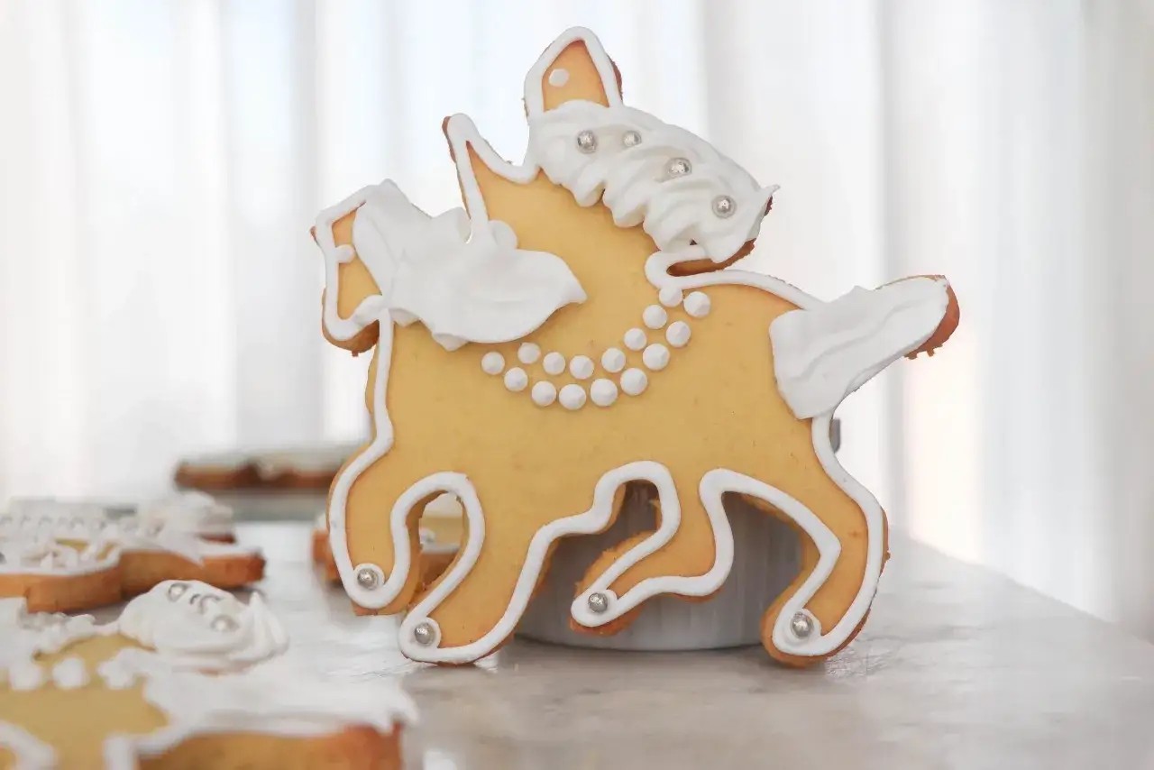 Biscotto a forma di cavallo decorato con glassa bianca e perline argentate, un dolce tipico di San Martino veneziano.