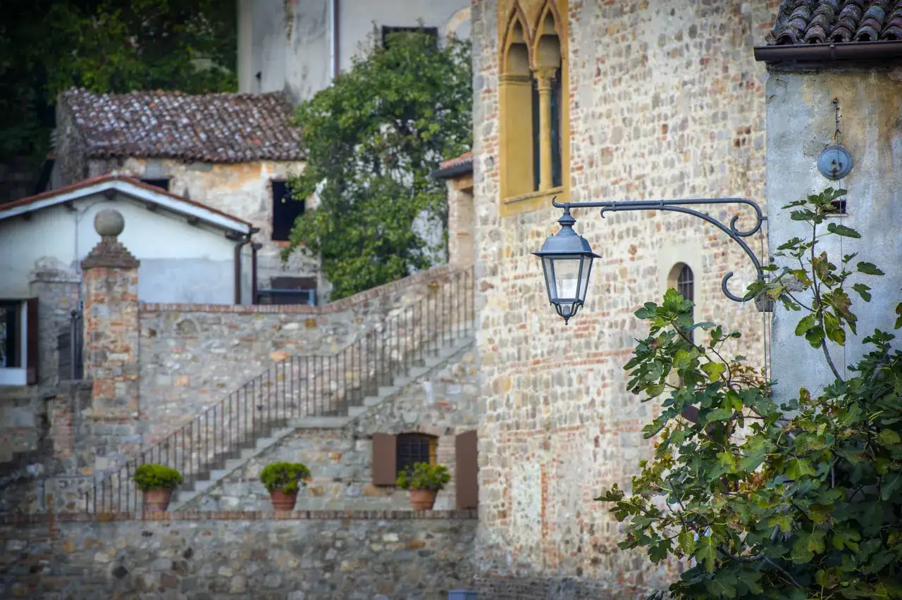 Antica lanterna illumina un borgo in pietra, un'idea per cosa vedere vicino Padova.
