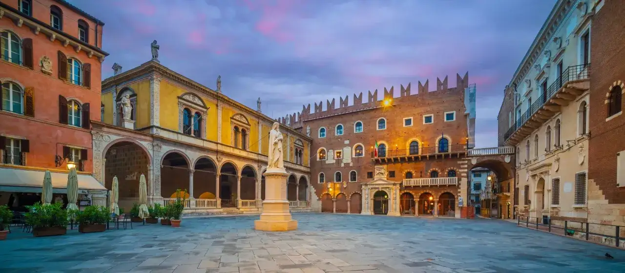 Piazza delle Erbe a Verona, un luogo perfetto per scoprire cosa vedere a Verona in un giorno, con i suoi palazzi storici e la statua al centro.