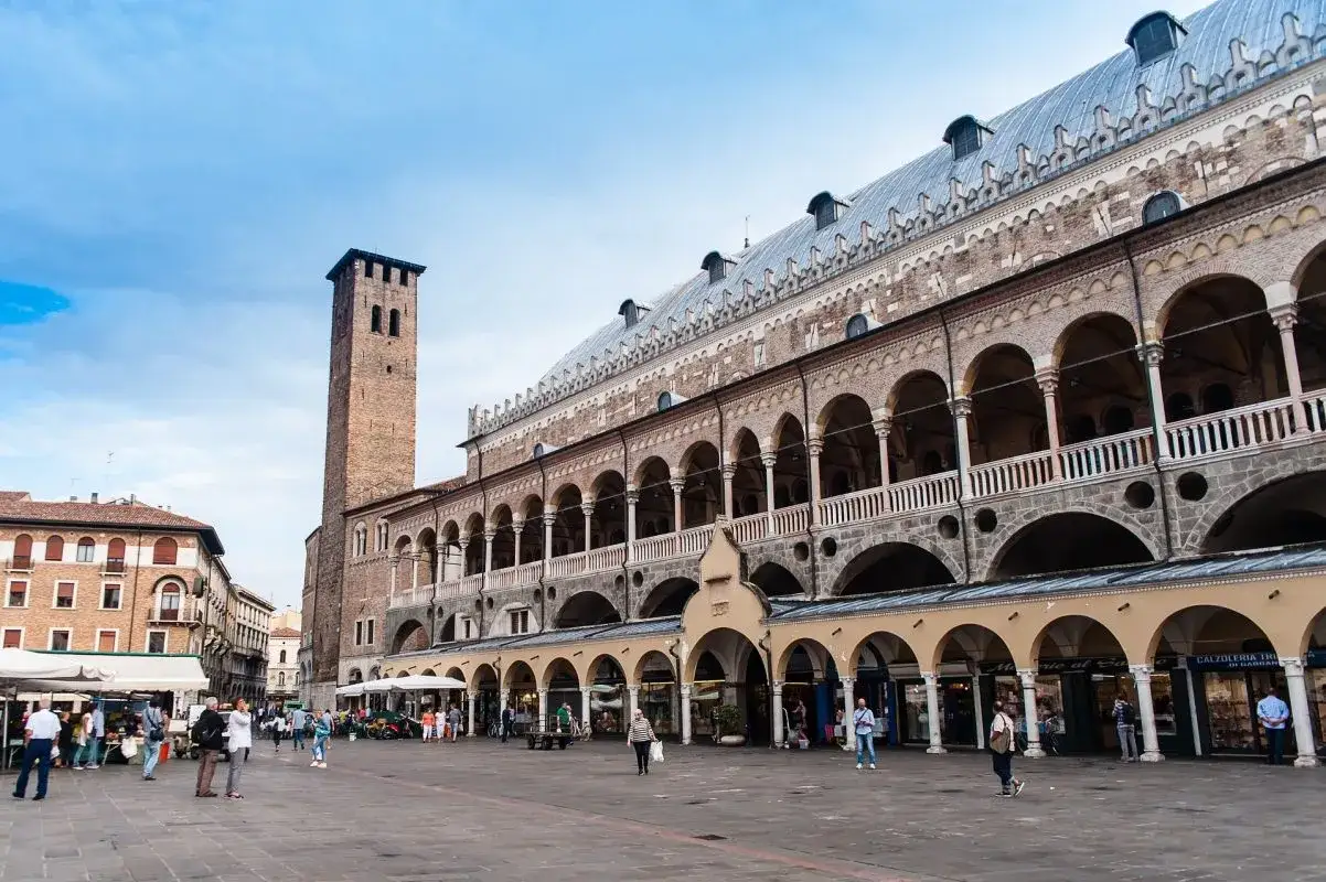 Piazza dei Signori a Padova, con la Torre dell'Orologio e il Palazzo della Ragione. Ideale per visite guidate Padova.